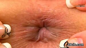 Alongamento e abertura: Close-up de uma vagina curvilínea em HD