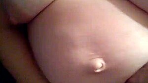 Tinan raskaana oleva vatsa peitetään spermassa