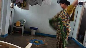 Intialainen pariskunta nauttii ulkona seksistä korkealaatuisessa videossa