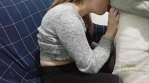 Prietena adolescentă își umple vaginul strâmt cu un penis mare