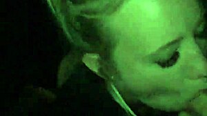 Kraljica oralnog seksa Bejli Bruk se bori sa velikim kurcem u javnom automobilu