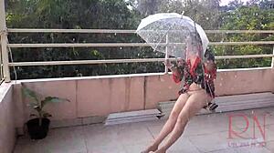 変態な主婦が公共の場で裸になって、雨の中を揺れるのを楽しんでいます!
