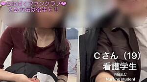 Japansk studerende klædt i undertøj og frisure bliver serveret med erotisk sex