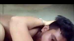 सेक्सी भारतीय महिला और उसके प्रेमी जोशीले प्यार में वीडियो बनाते हुए