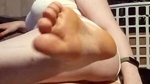 Amatőr fehér lányok mutatják meg a mezítlábú lábukat POV-ban