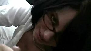 Nikki Adams retter og masturberer i POV