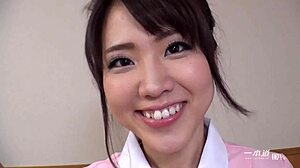 Азиатската красавица Сакура се наслаждава на безкосмен минет и кремпай с любовника си Миниска