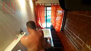 Разследващият хваща извратена домакиня, която се мастурбира и бръсне във ваната
