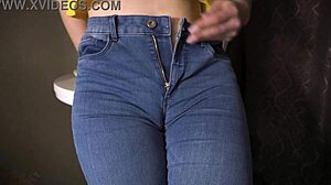 צילום קרוב של אישה מבוגרת עם קמלטו גדול בג'ינס צמוד