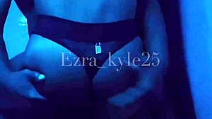 Bodybuilder Ezra Kyle bliver røvpulet af sissy femboy på badeværelset
