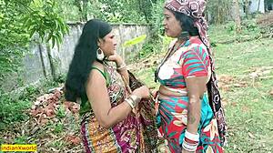 Indisk cuckold par udendørs sex med bangladeshiske stammepiger
