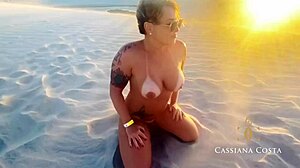 Cassiana, plajda sıcak bir kişisel antrenör tarafından baştan çıkarılıyor ve sıcak bir üçlüden zevk alıyor