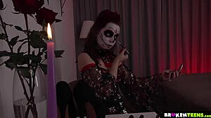 Kostum Halloween erotis Luna Hazes mengarah pada aksi anal yang intens
