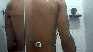 Jovem amadora gay desfruta de sexo ao ar livre e masturbação no chuveiro