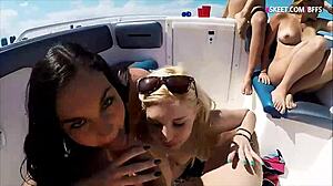 Молодые женщины занимаются сексом на скоростном катере на людях