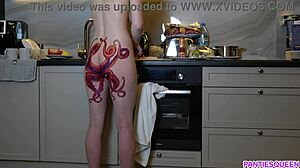 Si Milf dengan tato gurita di pantatnya memasak dan menggoda