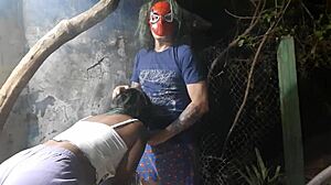 Spider Man menggoda gadis yang tidak berpengalaman di pesta Halloween tertangkap kamera