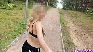 Sarışın kadın parkta açık havada egzersiz yaparak çıplak vücudunu sergiliyor ve göğüslerini zıplatıyor