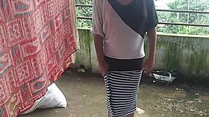 Geile indische Hausfrau fickt die Tochter des Nachbarn im Dogstyle