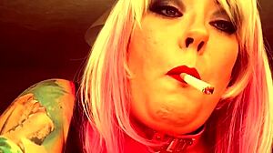 Tina, een mollige Britse dominatrix, puft tijdens het gesprek op een premium sigaret