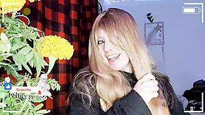 Russische Amateurin mit blonder Perücke und süßem Aussehen