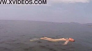 Ada Bojanas înoată în aer liber fără costum de baie