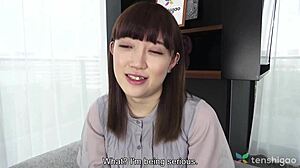 Nagisa Katagiri, uma modelo amadora de Tóquio, se despe para uma entrevista de elenco no sofá e faz um boquete sem censura, seguido de dedilhado e lambida de buceta
