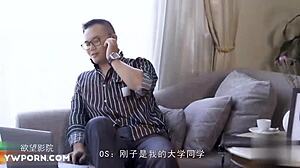 En man utan jobb skapar en hemmagjord vuxenfilm där han låter sin vän ha sex med sin fru