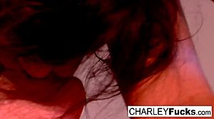 Charley, bruneta senzuală, se bucură de un footjob și de sânii naturali